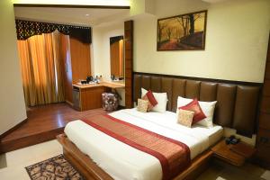 Postel nebo postele na pokoji v ubytování Hotel Grand Kailash,Kotdwara