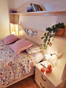 ein Schlafzimmer mit einem Etagenbett und einem Tisch mit einem Nachttisch in der Unterkunft Casa Pepolina, zona tranquilla, piano terra con parcheggio in Malesco