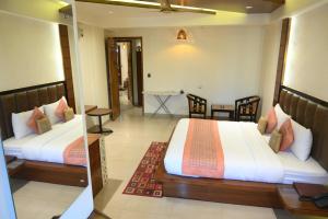 Postel nebo postele na pokoji v ubytování Hotel Grand Kailash,Kotdwara