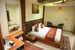 Postel nebo postele na pokoji v ubytování Hotel Grand Kailash,Kotdwara