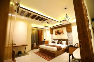 Postel nebo postele na pokoji v ubytování Hotel Grand Kailash,Kotdwara