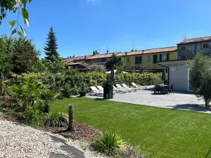 a garden with a lawn and a patio at Genovesa 42 Group in Verona