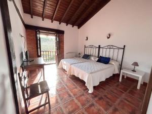 - une chambre avec un lit dans l'établissement Apartamentos Camino del Norte, à Cóbreces