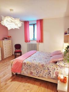 Postel nebo postele na pokoji v ubytování Casa Pepolina, zona tranquilla, piano terra con parcheggio