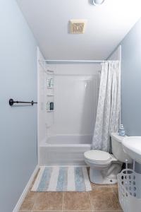 un baño con inodoro y lavabo en Two Bedroom Apartment Near St John's Airport, en St. John's