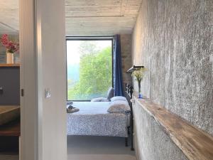 - une chambre avec 2 lits et une fenêtre dans l'établissement Casa 1000fiori, à Faggeto Lario 