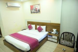 Postel nebo postele na pokoji v ubytování Hotel Grand Kailash,Kotdwara