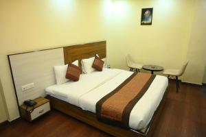 Postel nebo postele na pokoji v ubytování Hotel Grand Kailash,Kotdwara