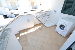 een uitzicht op een wasruimte met een wasmachine bij Trilo Torre dell Orso 5 posti Pt33 in Torre dell'Orso