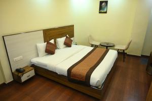 Postel nebo postele na pokoji v ubytování Hotel Grand Kailash,Kotdwara