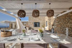 Posezení v ubytování Waterfront villa with a swimming pool, sea view and direct access to the sea + 46 fotografií