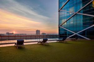 un grupo de sillas sentadas en la parte superior de un edificio en Fairfield by Marriott Surabaya, en Surabaya