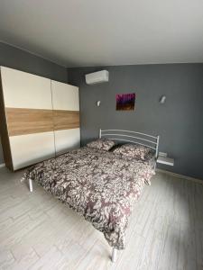 a bedroom with a bed and a wall at GIL Apartments, Volodimirskaja 90.212 - Majetok Bozdosh in Uzhhorod