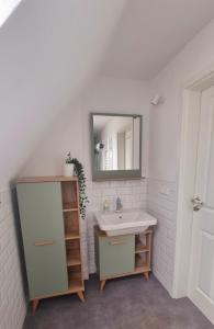uma casa de banho com um lavatório e um espelho em Haus Erdmann em Dahn