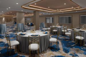 une salle de conférence avec des tables rondes et des chaises dans l'établissement Courtyard by Marriott Calgary Downtown, à Calgary