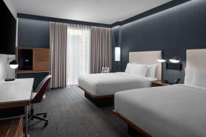 Postel nebo postele na pokoji v ubytování Courtyard by Marriott Calgary Downtown + 16 fotografií