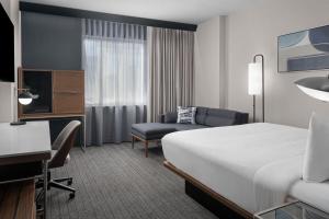 Postel nebo postele na pokoji v ubytování Courtyard by Marriott Calgary Downtown