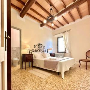 聖奎里科－多爾恰的住宿－Dimora del Poggio a San Quirico d’Orcia，一间卧室,卧室内配有一张大床