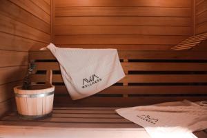 a towel hanging from the back of a sauna at Principe Alogna Hotel & SPA in Altavilla Milicia