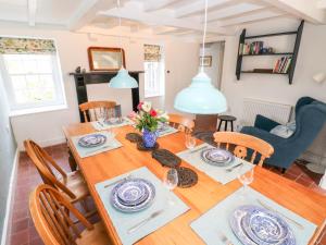 een eetkamer en een woonkamer met een houten tafel en stoelen bij 10 Westgate Hill in Pembroke