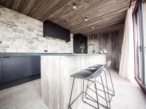 Virtuvė arba virtuvėlė apgyvendinimo įstaigoje Maison RuRee super modern and luxuriously finished near Somme-Leuze