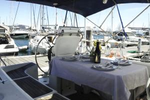 einen Tisch auf einem Boot in einem Yachthafen in der Unterkunft Velero Shabbak in Valencia