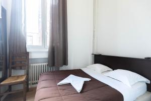 Postel nebo postele na pokoji v ubytování Hôtel Le Paris Brest