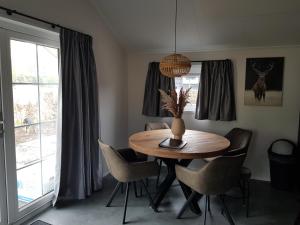 寧斯佩特的住宿－De Bijsselse Enk, Noors chalet 15，一间带木桌和椅子的用餐室