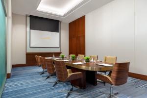 uma sala de conferências com mesa e cadeiras em Courtyard by Marriott Yinchuan em Yinchuan