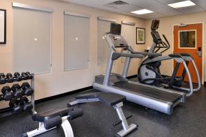 Fairfield Inn & Suites Cleveland Avon في Avon: صالة ألعاب رياضية مع جهازين ركض وجهاز ركض