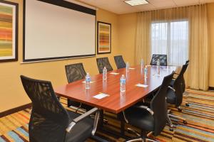 una sala de conferencias con una mesa larga y sillas en Fairfield Inn & Suites Cleveland Avon en Avon