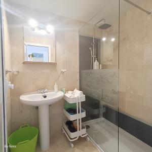 een badkamer met een wastafel en een douche bij Apartment Las Arenas - Las Casas de Aron in Caleta De Fuste