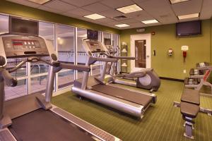 una palestra con due tapis roulant e un tapis roulant di Fairfield Inn and Suites by Marriott Laramie a Laramie