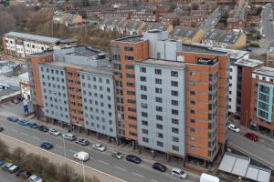 una vista aérea de una ciudad con edificios y una calle en Roomzzz Leeds City West en Leeds