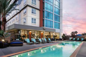 בריכת השחייה שנמצאת ב-Residence Inn Long Beach Downtown או באזור