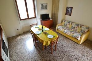 A television and/or entertainment centre at Trilocale In Centro a 50 Mt Mare