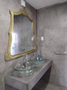 庫斯科的住宿－Casa valicha，一间带玻璃水槽和镜子的浴室