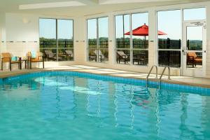 a swimming pool with a view of a hotel at Courtyard by Marriott Nashville Goodlettsville in Goodlettsville