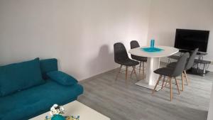 een woonkamer met een bank en een tafel met stoelen bij Wohnung Nähe Uni Ilmenau und Autobahn A71 in Ilmenau