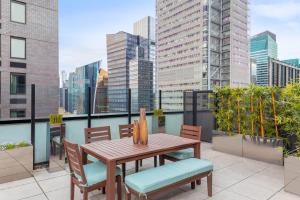 einen Tisch und Stühle auf dem Balkon mit Blick auf die Skyline der Stadt in der Unterkunft Element Times Square West in New York