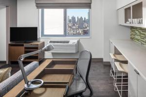 TV i/ili multimedijalni sistem u objektu Element Times Square West