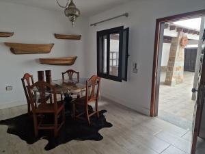 a dining room with a table and chairs at Casa Phitaya in Playa Honda