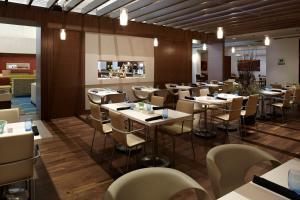 - un restaurant avec des tables et des chaises dans une salle dans l'établissement Delta Hotels by Marriott Prince Edward, à Charlottetown