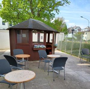 einen Pavillon mit Tischen und Stühlen vorne in der Unterkunft Traveller Hotel in Lübeck