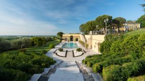 una vista aérea de un jardín con piscina en TENUTA BAGNI DE' CONSOLI 24, Emma Villas en Bertinoro