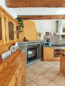 Kuchyň nebo kuchyňský kout v ubytování Casa Pepolina, zona tranquilla, piano terra con parcheggio