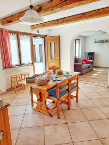 ein Wohnzimmer mit einem Holztisch und Stühlen in der Unterkunft Casa Pepolina, zona tranquilla, piano terra con parcheggio in Malesco