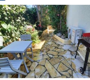 Patio alebo iná vonkajšia časť ubytovania Mer et soleil
