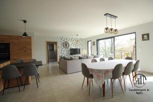 uma sala de jantar e sala de estar com mesa e cadeiras em La Vigne em Albi