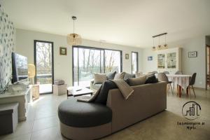uma sala de estar com um sofá e uma mesa em La Vigne em Albi
